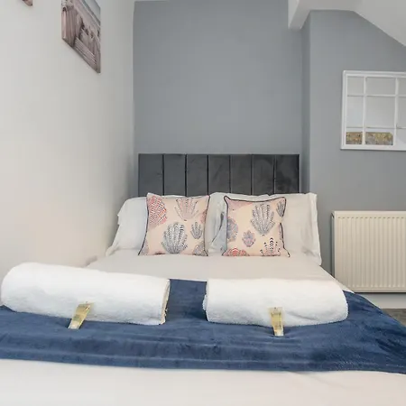 Будинок відпочинку Pass The Keys Festive Family Retreat Near Centre Parking Лідс