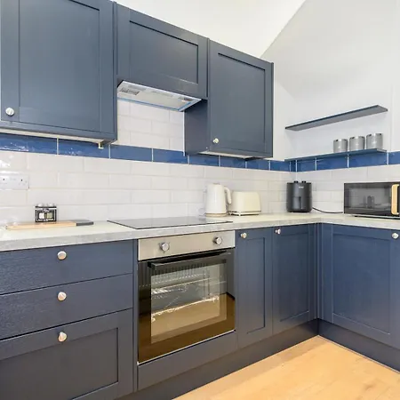 Pass The Keys Festive Family Retreat Near Centre Parking *