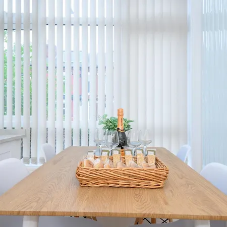 Pass The Keys Festive Family Retreat Near Centre Parking * Leeds (West Yorkshire)