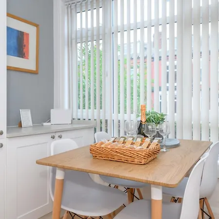 Pass The Keys Festive Family Retreat Near Centre Parking *