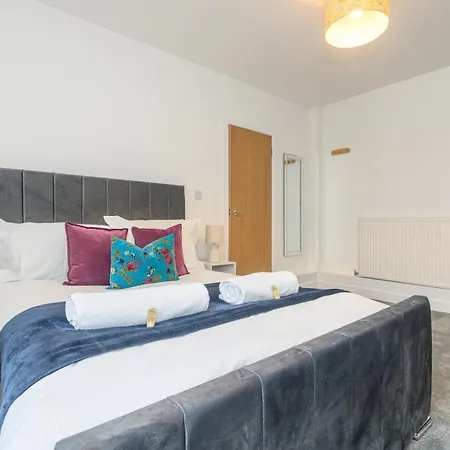 Pass The Keys Festive Family Retreat Near Centre Parking Holiday home Leeds (West Yorkshire)