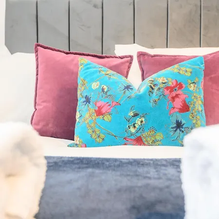 Pass The Keys Festive Family Retreat Near Centre Parking * Leeds (West Yorkshire)