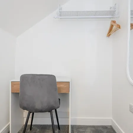 Pass The Keys Festive Family Retreat Near Centre Parking Holiday home Leeds (West Yorkshire)