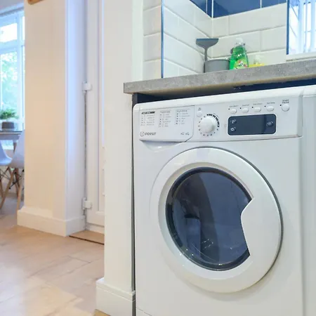 Pass The Keys Festive Family Retreat Near Centre Parking Leeds (West Yorkshire)