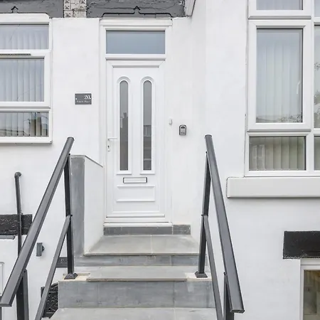 Pass The Keys Festive Family Retreat Near Centre Parking Holiday home Leeds (West Yorkshire)