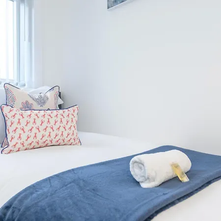 Pass The Keys Festive Family Retreat Near Centre Parking Holiday home Leeds (West Yorkshire)