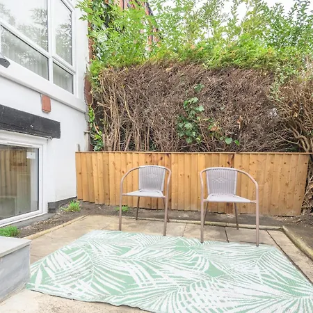 Pass The Keys Festive Family Retreat Near Centre Parking