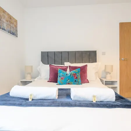 Pass The Keys Festive Family Retreat Near Centre Parking Holiday home Leeds (West Yorkshire)