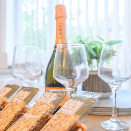 Pass The Keys Festive Family Retreat Near Centre Parking * Leeds (West Yorkshire)