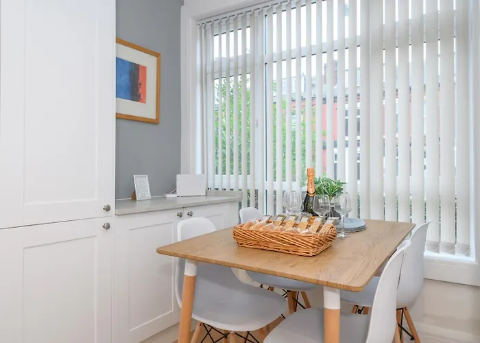 Pass The Keys Festive Family Retreat Near Centre Parking