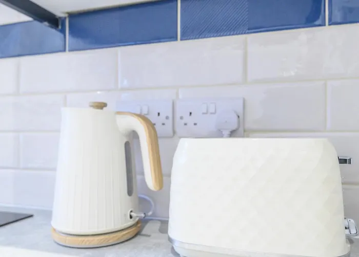 Pass The Keys Festive Family Retreat Near Centre Parking Holiday home