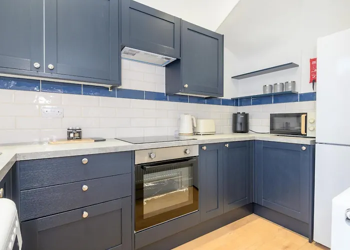 Pass The Keys Festive Family Retreat Near Centre Parking *