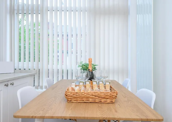 Pass The Keys Festive Family Retreat Near Centre Parking * Leeds (West Yorkshire)