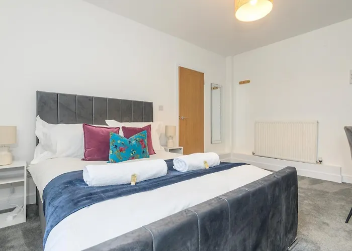 Pass The Keys Festive Family Retreat Near Centre Parking Holiday home Leeds (West Yorkshire)