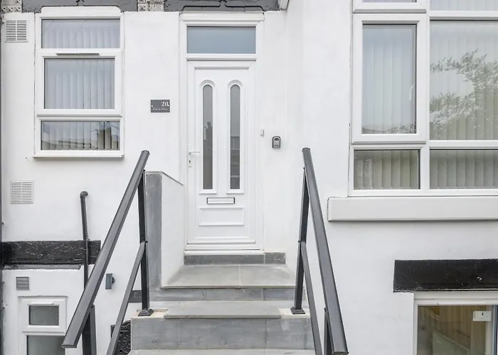 Pass The Keys Festive Family Retreat Near Centre Parking Holiday home Leeds (West Yorkshire)