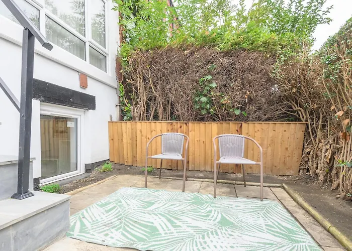 Pass The Keys Festive Family Retreat Near Centre Parking