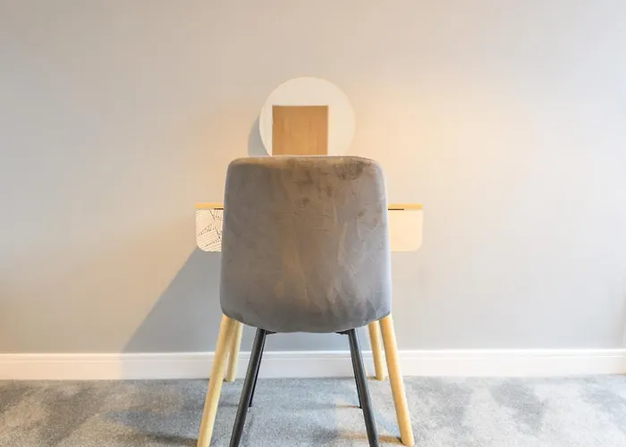 Pass The Keys Festive Family Retreat Near Centre Parking לידס