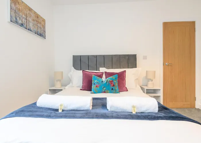 Pass The Keys Festive Family Retreat Near Centre Parking Holiday home Leeds (West Yorkshire)