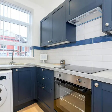 Pass The Keys Festive Family Retreat Near Centre Parking * Leeds (West Yorkshire)