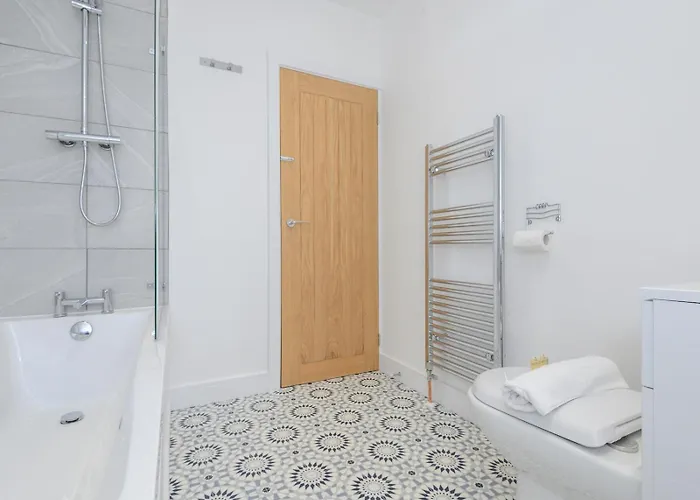 Pass The Keys Festive Family Retreat Near Centre Parking Hébergement de vacances